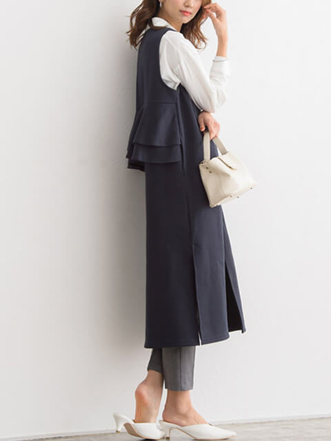 バックフレアジレ×シンプル白シャツコーデでほんのりフェミニンなパンツスタイルのコーデ画像