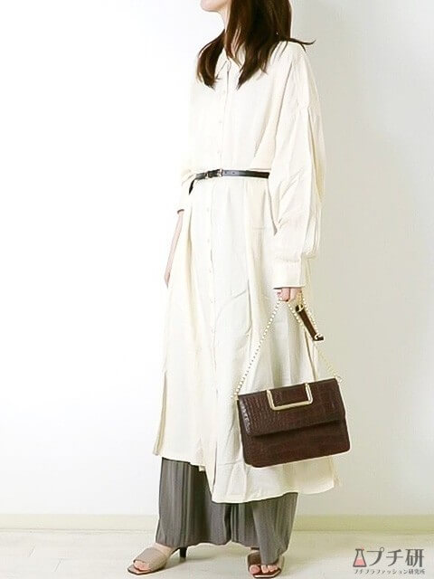 白のロングシャツワンピース×カーキのシフォンフレアパンツで大人のトレンドコーデの画像