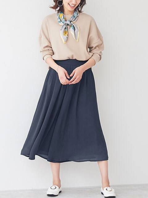 ネイビーカラーシフォンワイドパンツ×ベージュスエットできれい目フェミニンスタイルのコーデ画像