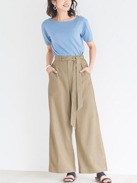 ベージュワイドパンツ×ブルーカットソーで涼しげな洗練シンプルスタイルのコーデ画像