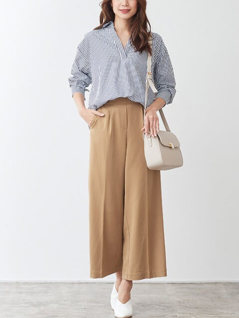 濃ベージュワイドパンツ×ストライプシャツでコントラストの効いた垢抜けパンツスタイルのコーデ画像