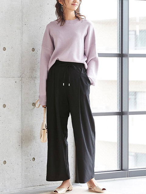 ブラックワイドパンツ×ラベンダーカラーニットで垢抜けパンツスタイルのコーデ画像